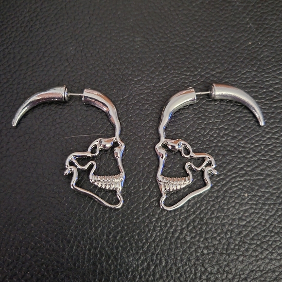 Skull shaped through-ear illusion earrings - Picture 1 of 4